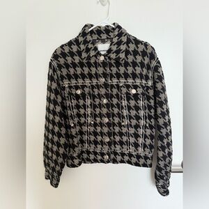 Brand: Sandro
Size: S
Wore it a few times but still in a very good condition!!!